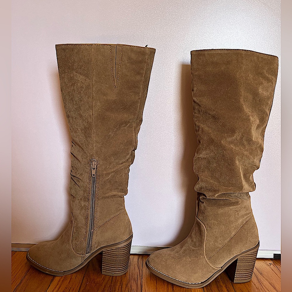 Woman’s Laniee Heeled Scrunch Boots - Universal Thread - Taupe Size 5